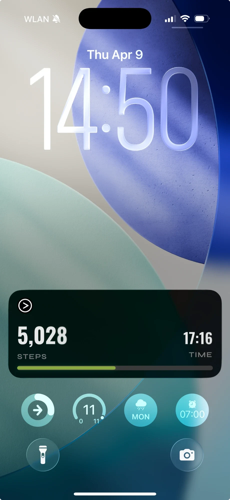 iPhone lock screen showing a walk as a live activity: its steps, time and a progress bar.